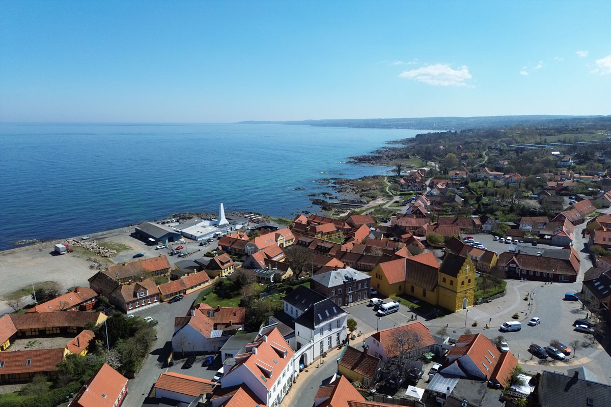 Foto er Allinge på Bornholm set fra luften