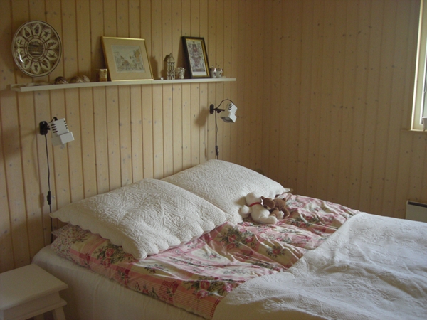 Soveværelse med dobbeltseng og skabsplads