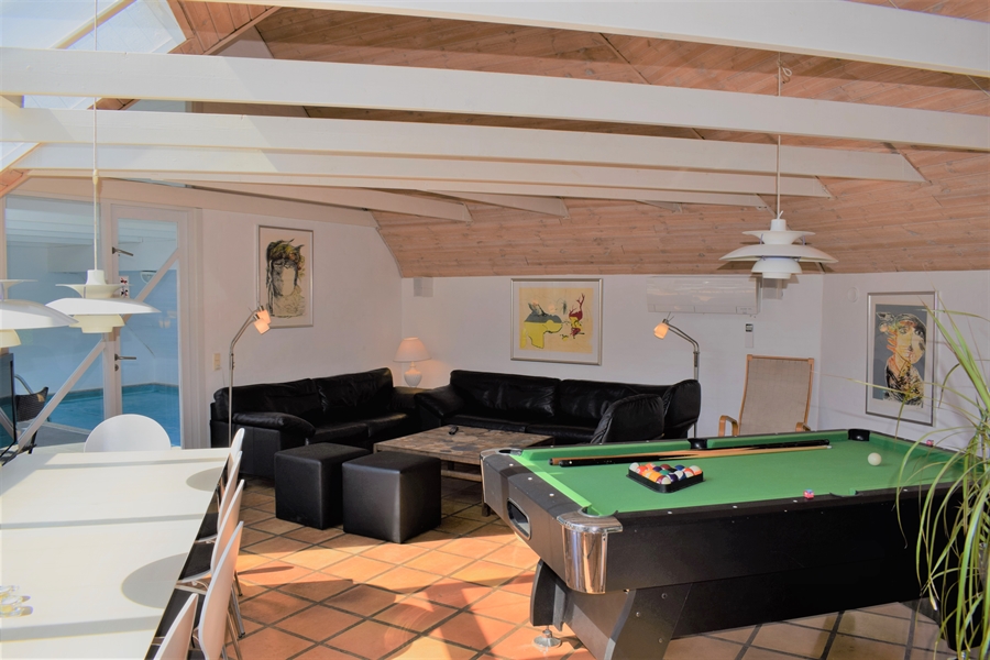 Poolbord og sofagruppe i Nr. 24