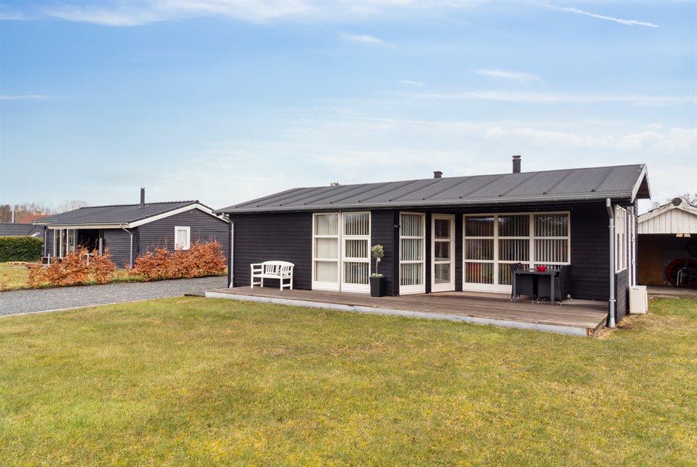 Sommerhus til 6 personer ved Høll