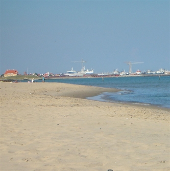 Stranden, kongevillaen og havnen
