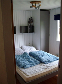 soveværelse med dobbeltseng og to skabe